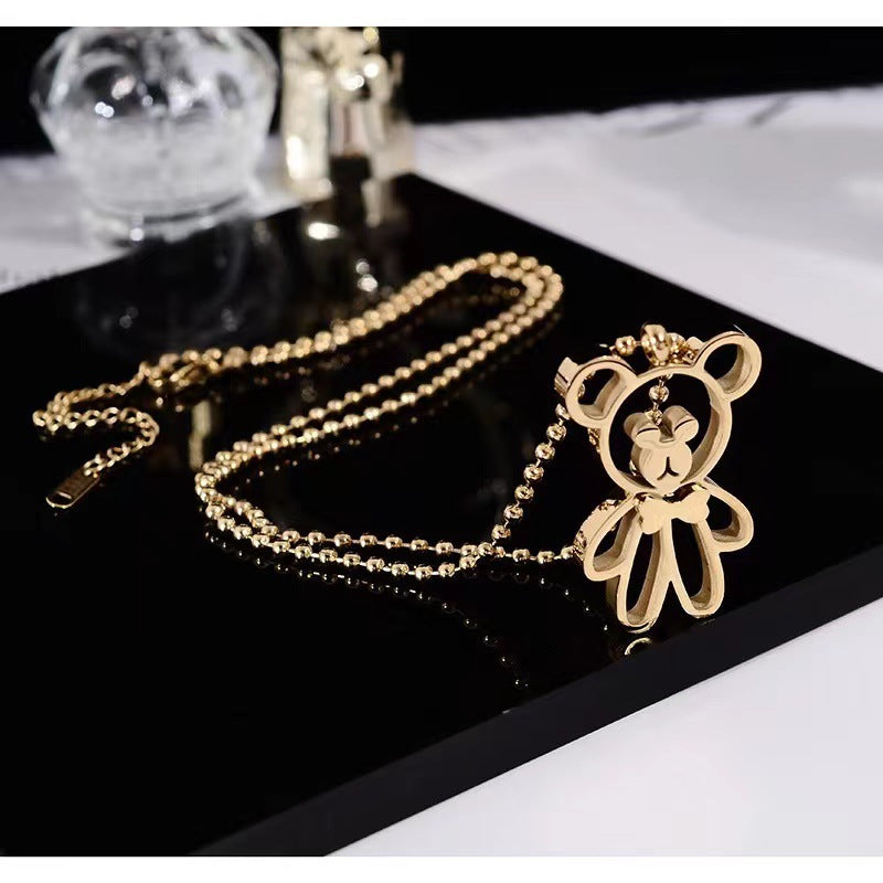 Collana con ciondolo a orsetto vuoto dolce minimalista in acciaio al titanio con finitura placcata su catena a serpente da donna