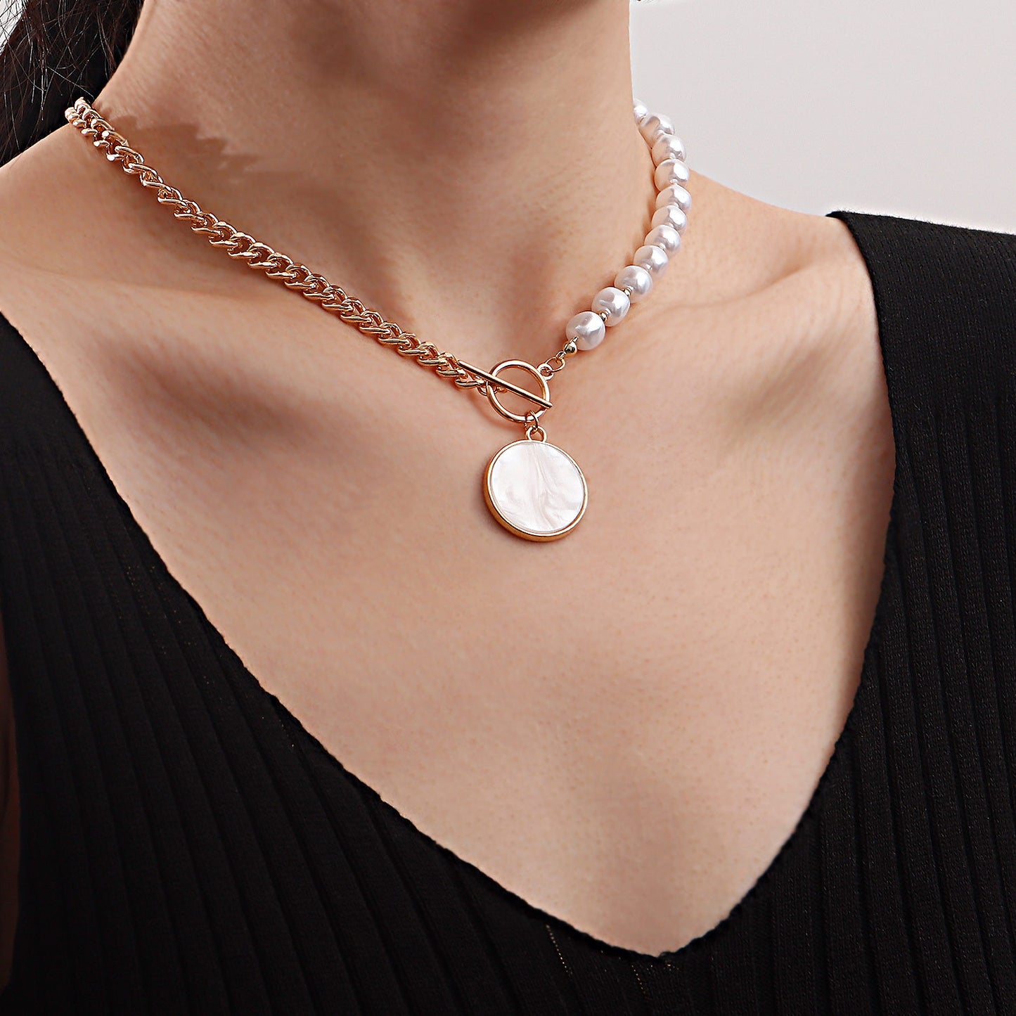 Collana con Pendente Geometrico Minimalista in Lega con Effetto Madreperla e Finitura Placcata, Catena Ritorta da Donna