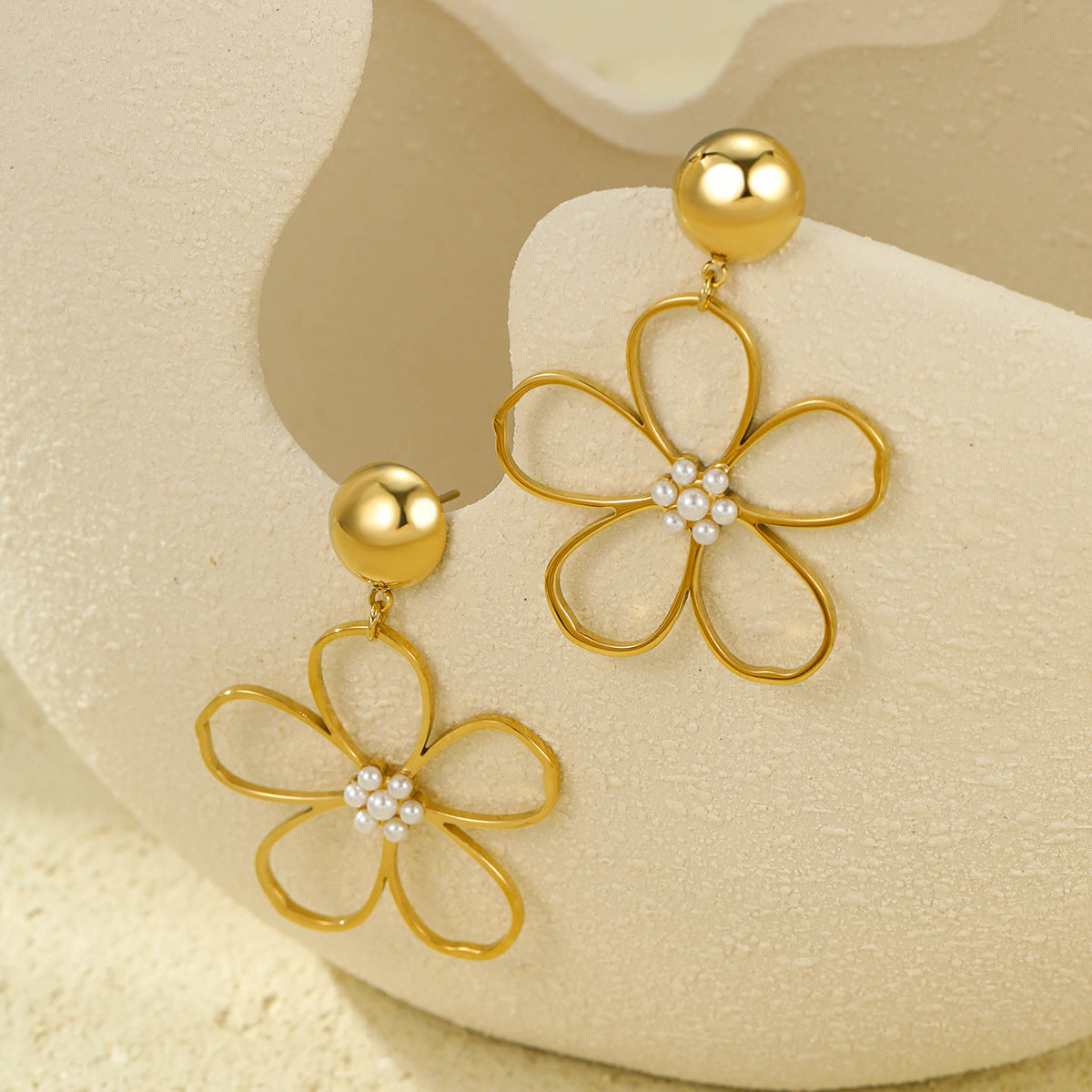 Pendientes de acero inoxidable con colgante de perla y flor hueca de estilo vintage para mujer con acabado chapado