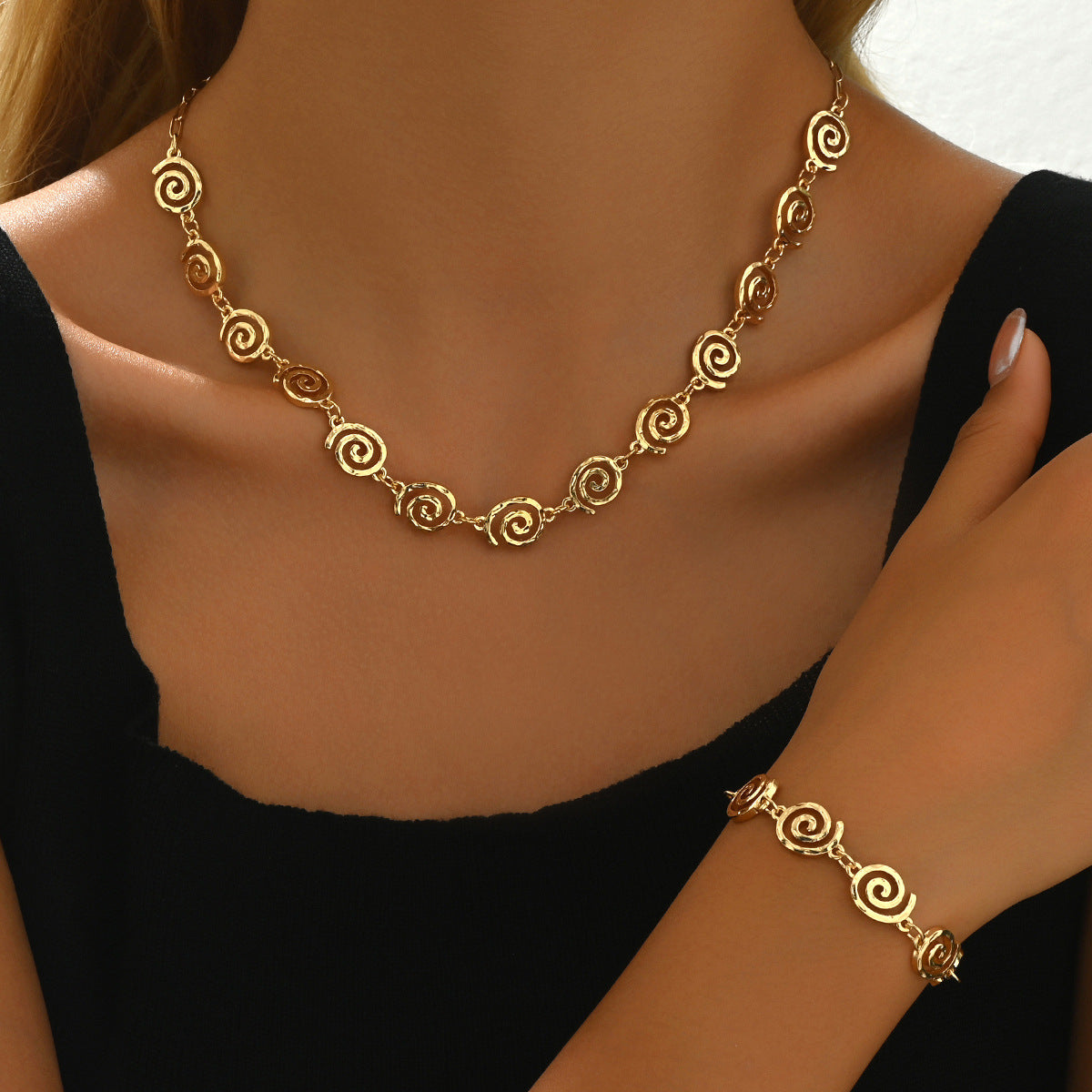 Set collana e bracciale da donna in lega placcata oro 18 carati con design geometrico simbolo leggero di lusso