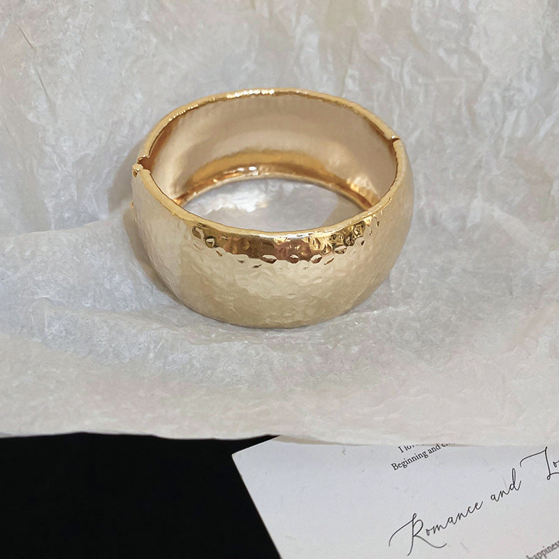 Pulsera de metal con patrón de cuadrícula geométrica de tono frío minimalista con acabado galvanizado para mujer