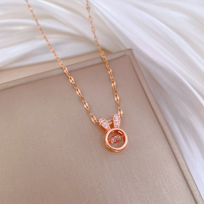 Collana pendente con orecchie di coniglio in acciaio al titanio di lusso per donna con strass intarsiati, design geometrico e catena regolabile