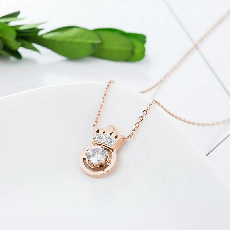 Collana pendente geometrica a forma di corona di lusso in acciaio al titanio con finitura placcata da donna