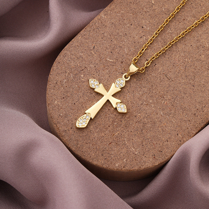 Collana con ciondolo a croce minimalista in rame con placcatura in oro e zirconi micropavé su catena a O