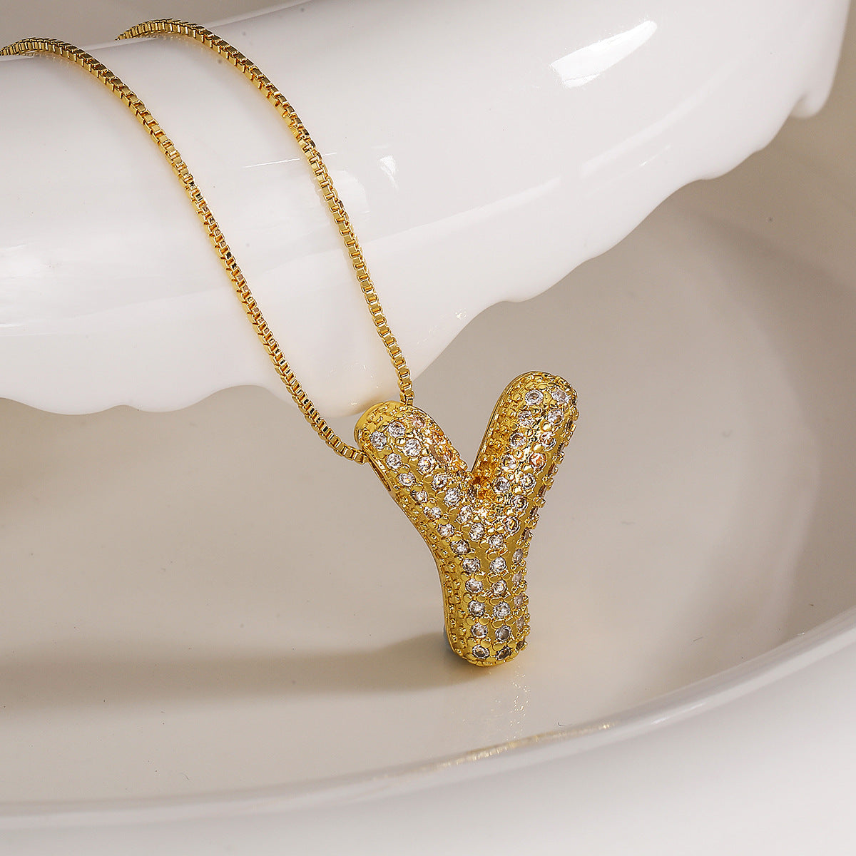 Collana con ciondolo a lettera geometrica minimalista da donna con intarsio in zircone in rame