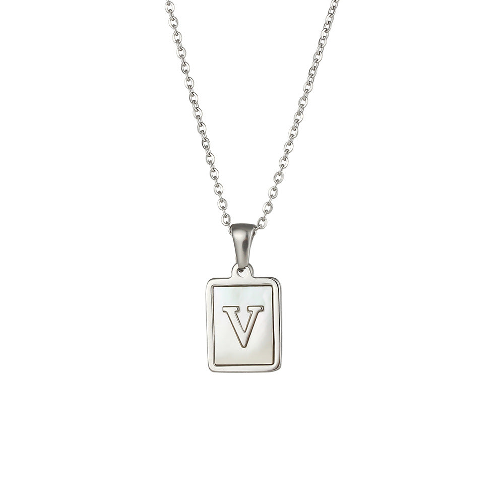Collana con Ciondolo a Lettera Minimalista in Acciaio al Titanio per Donna con Finitura Galvanizzata e Intarsio in Madreperla Bianca Naturale