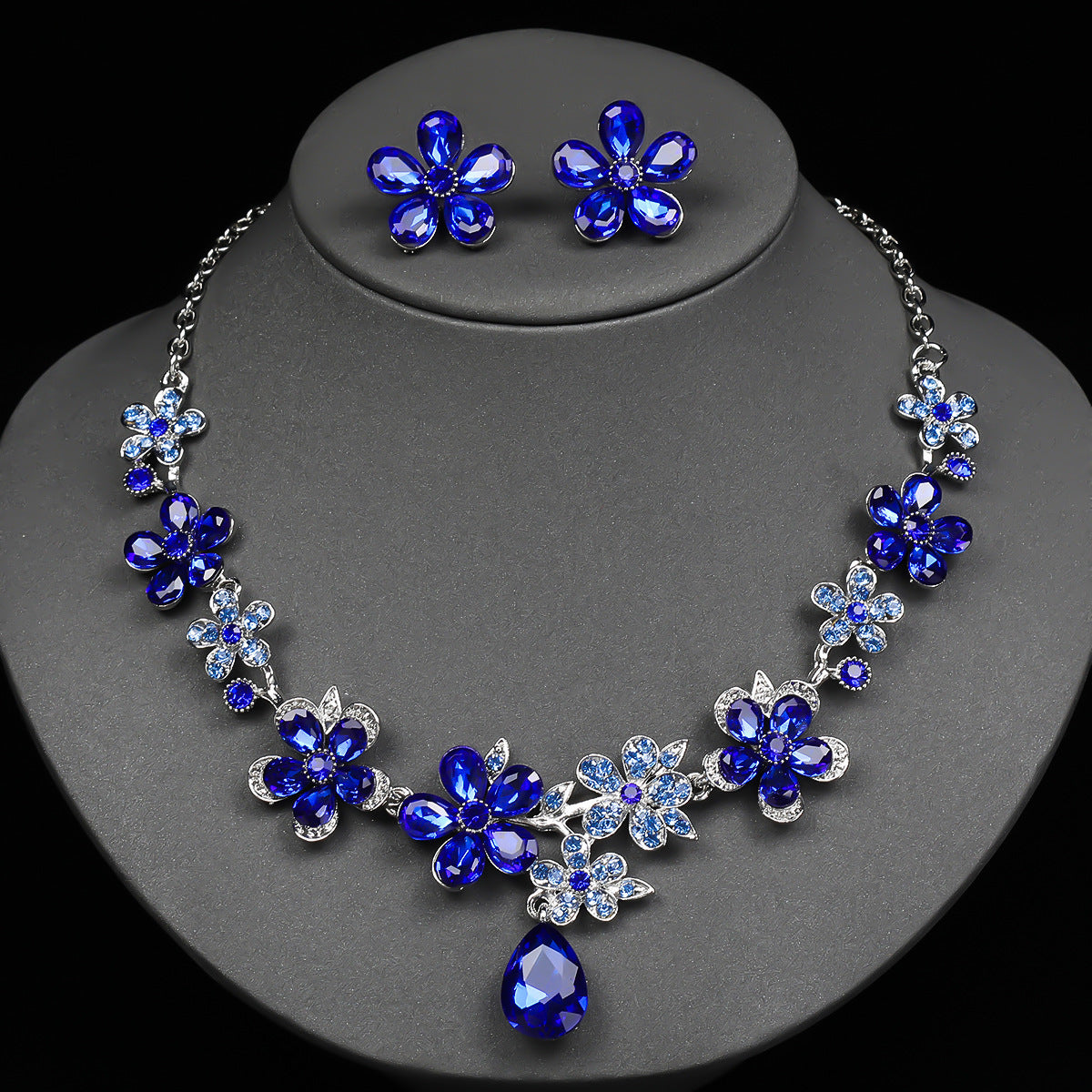 Set collana e orecchini in lega vintage con goccia floreale, con strass e pendente in acrilico