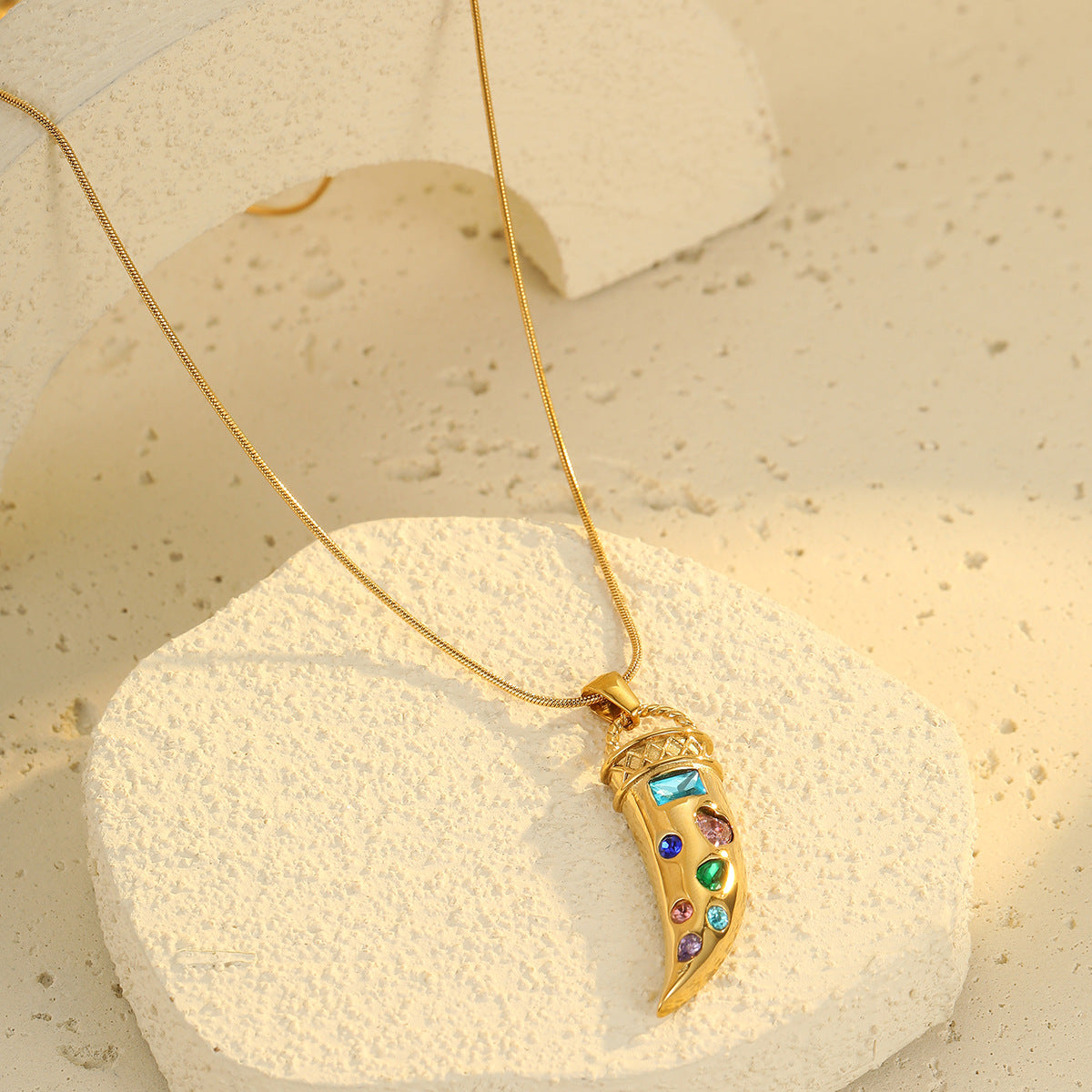 Collana con ciondolo a corno geometrico alla moda in acciaio inossidabile con intarsio di zirconi colorati da donna, catena ipoallergenica placcata per clavicola