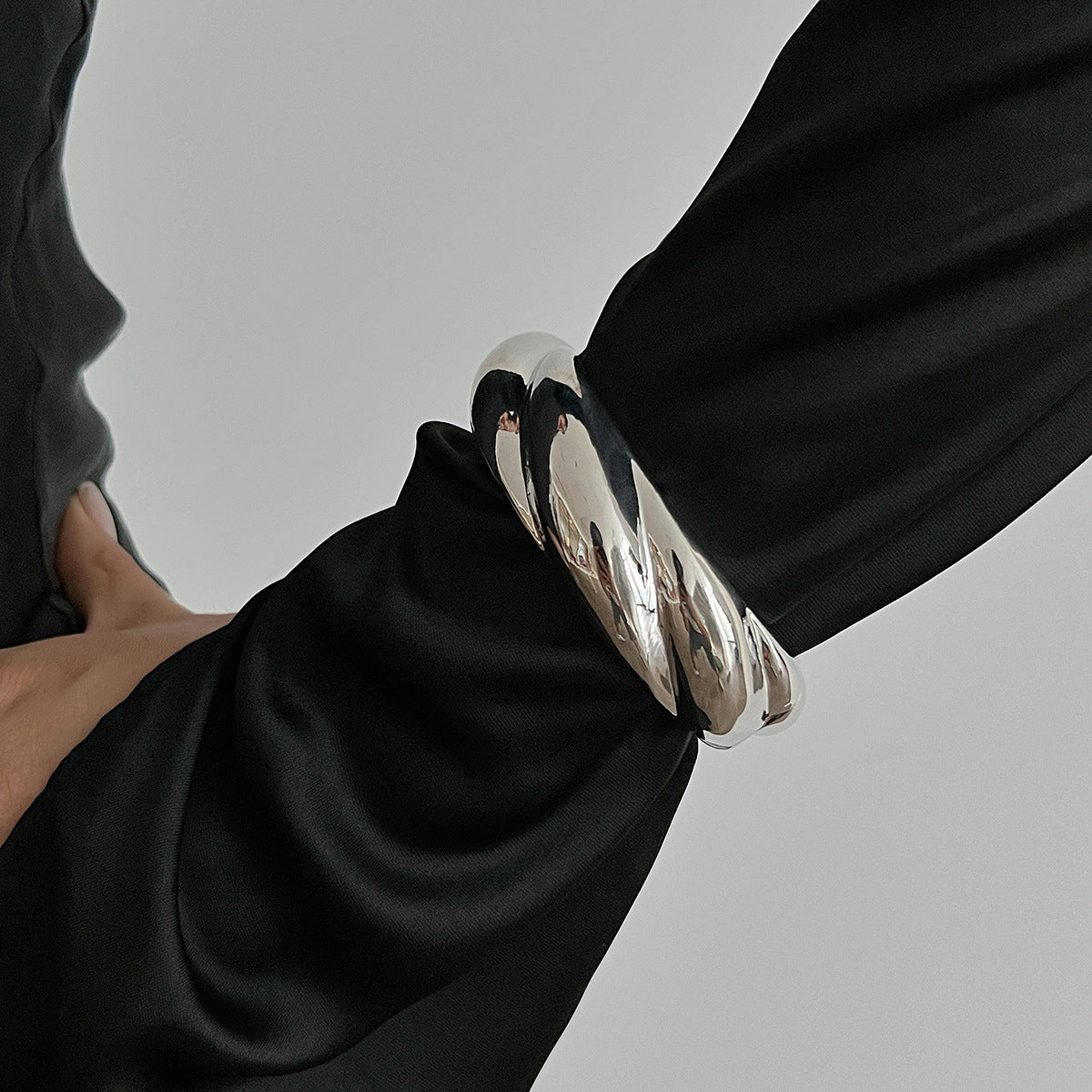 Bracciale da donna in lega elettrodeposita con design a forma di anello geometrico e chiusura a molla