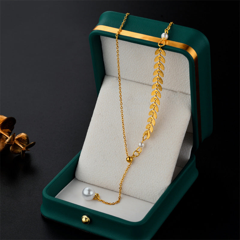Elegante collar de clavícula con espiga de trigo y colgante de perla en cadena ondulada de acero de titanio con baño de oro para mujer