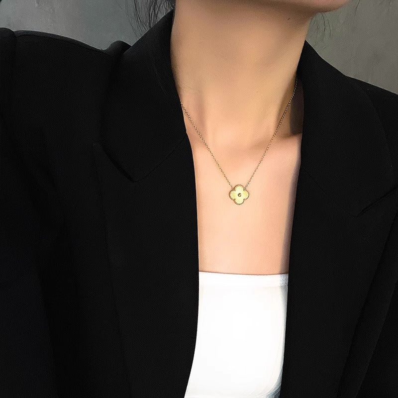 Collana con ciondolo minimalista a quadrifoglio in acciaio al titanio con placcatura in oro 18 carati e catena a serpente per donna e uomo