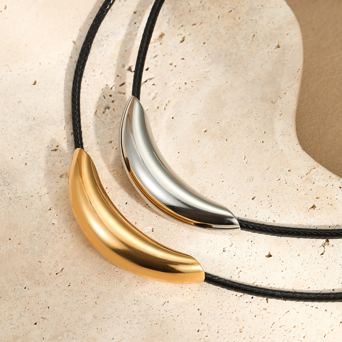 Collana Minimalista Geometrica da Donna Placcata in Acciaio Inossidabile con Tubo Curvo