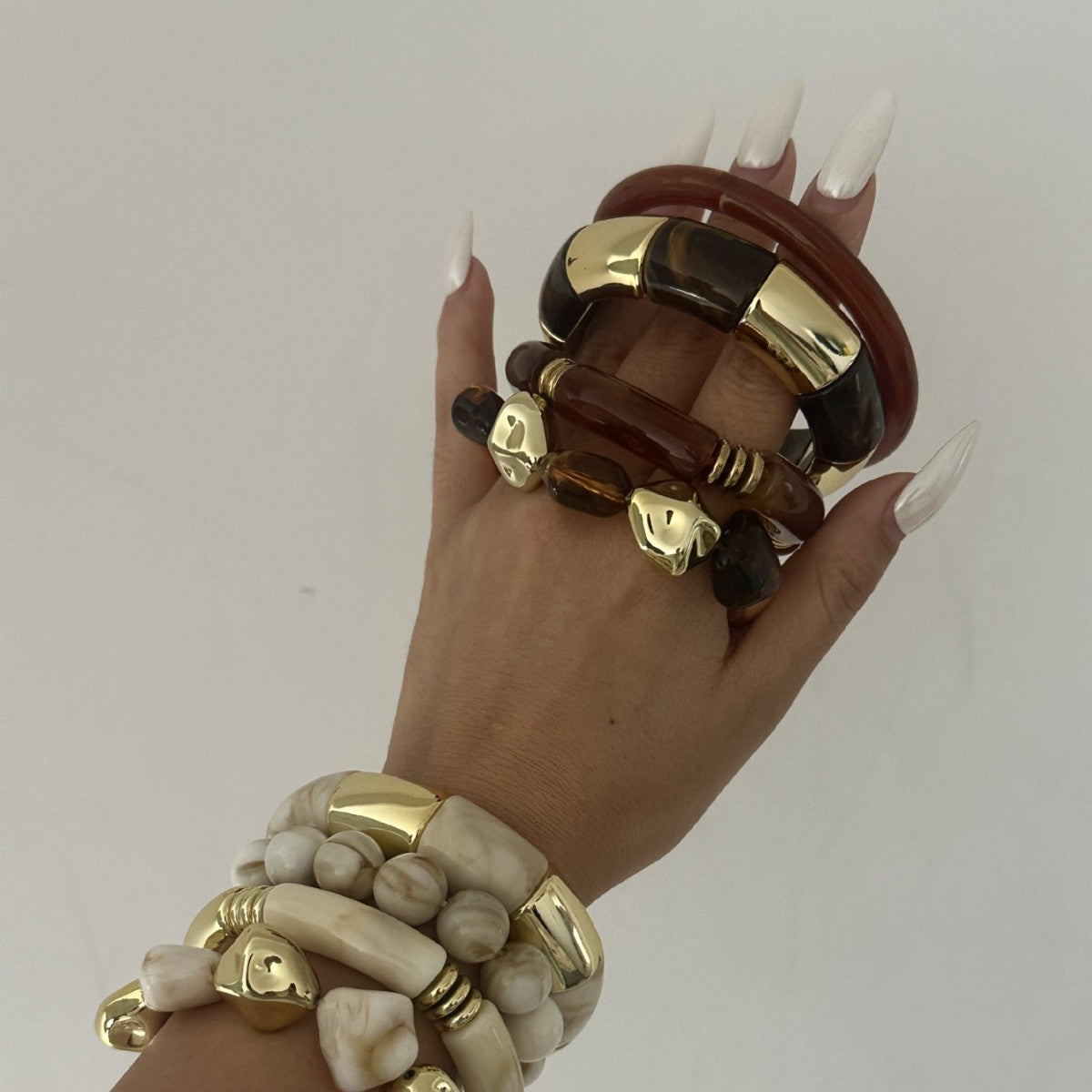 Irregular Pleated Acrylic Bracelet with Drip Oil Finish Geometric Round Design