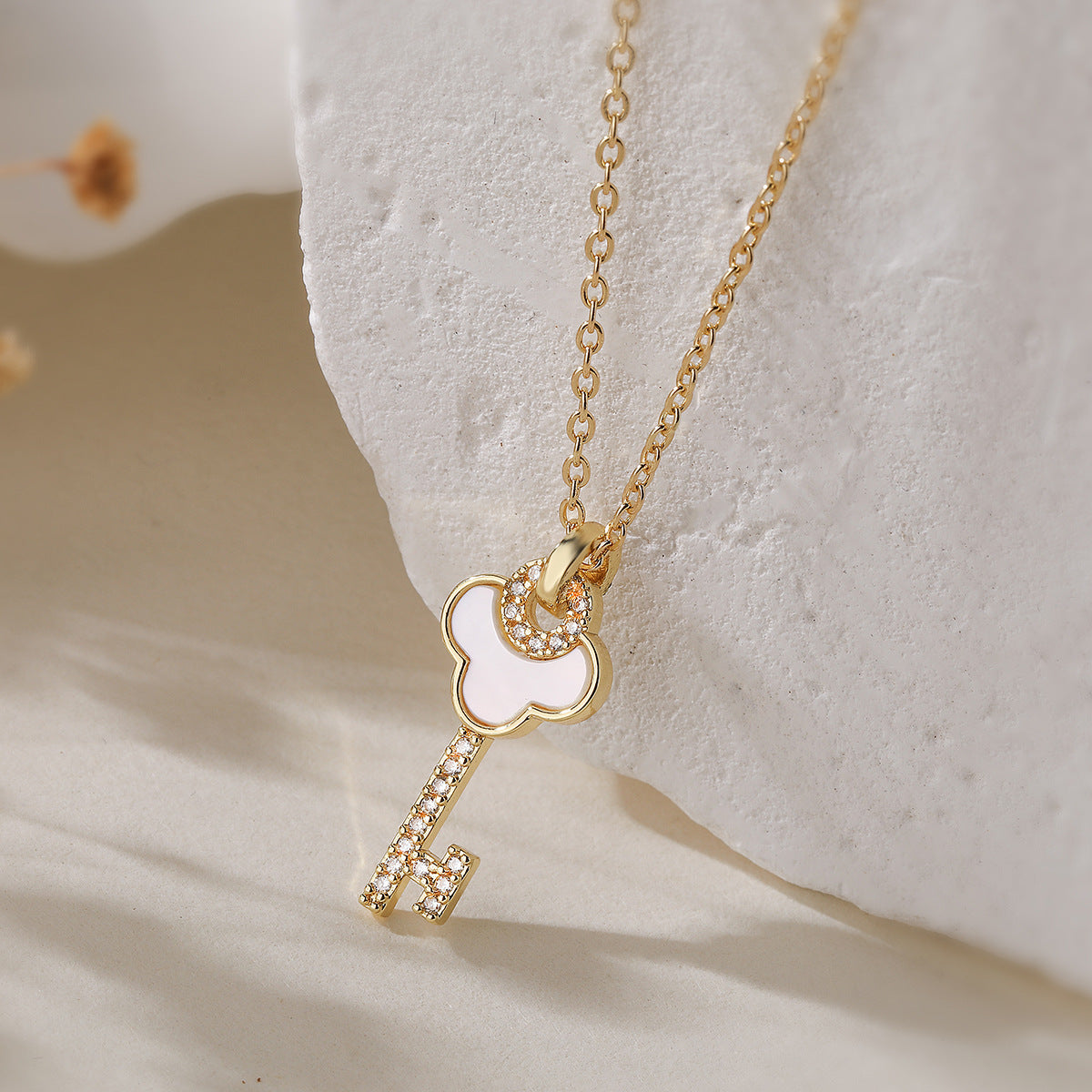 Collana pendente geometrica minimalista con abalone bianco e zirconi in rame placcato oro da donna