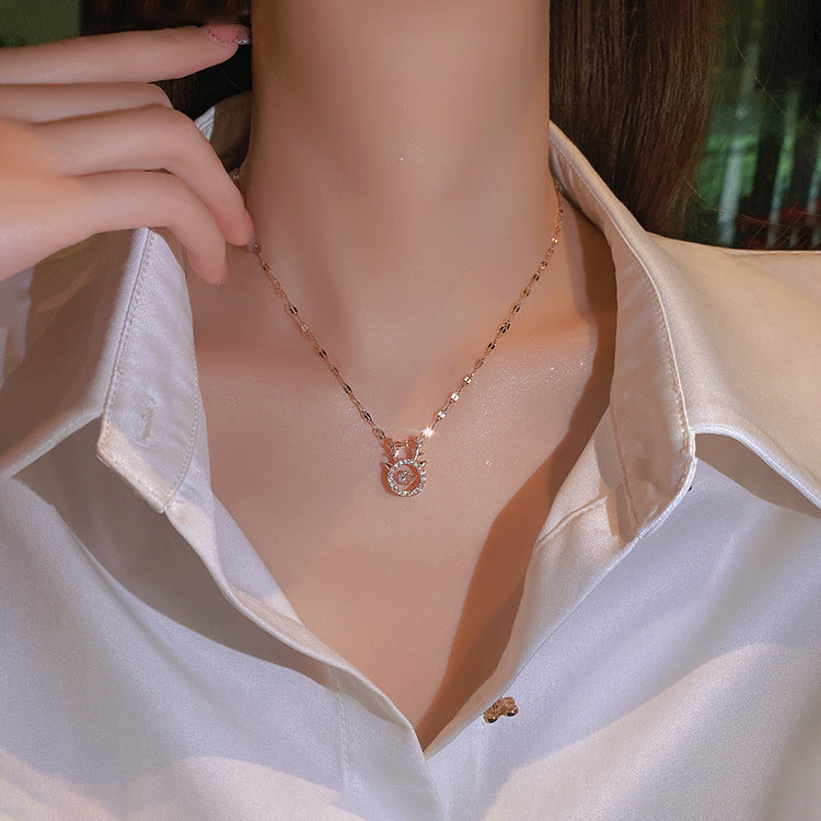 Collana Minimalista con Pendente a Forma di Cervo da Donna in Acciaio al Titanio Placcato Oro su Catena a O