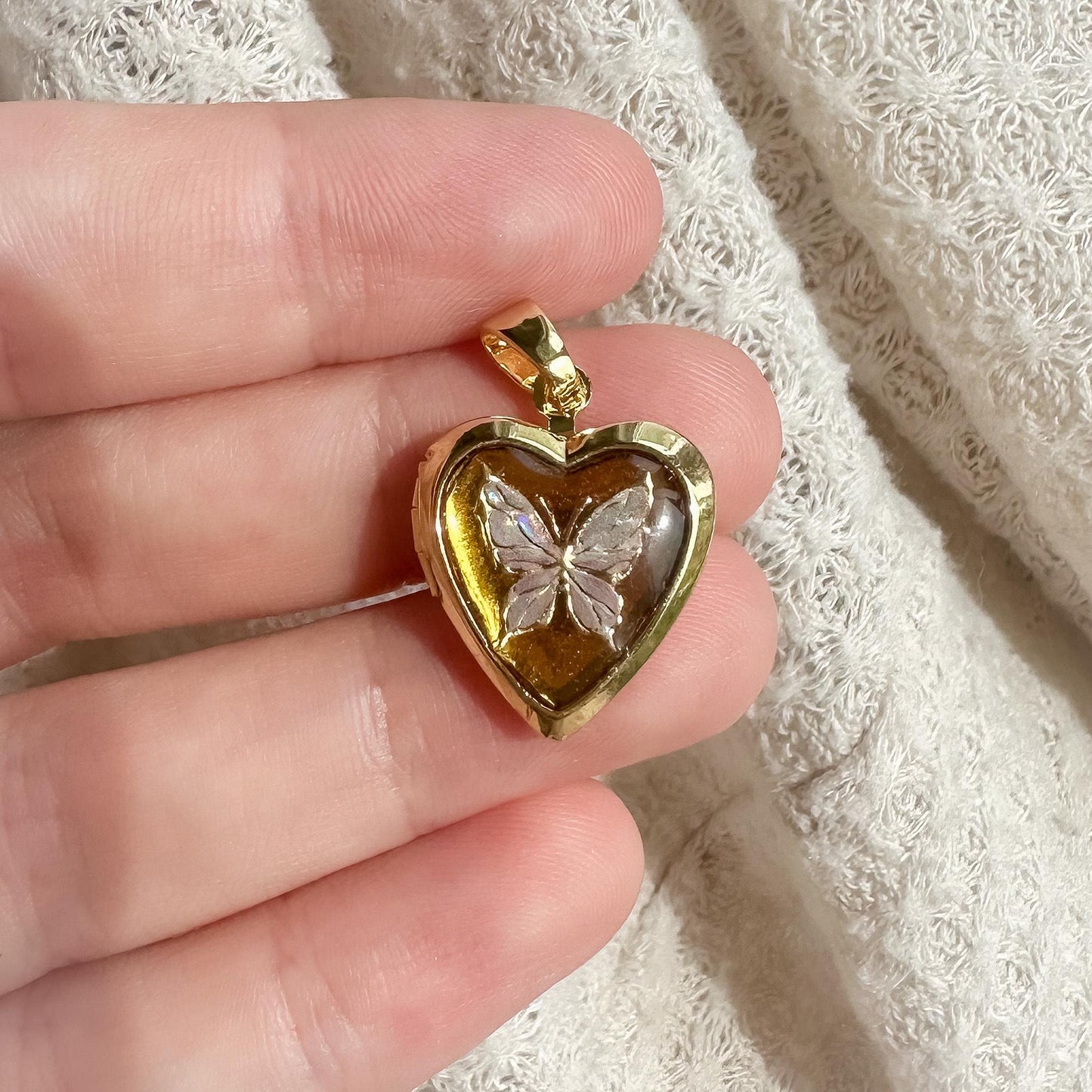 Colgante con dije de barra de aceite por goteo de mariposa y corazón de latón chapado en oro de 18 quilates vintage