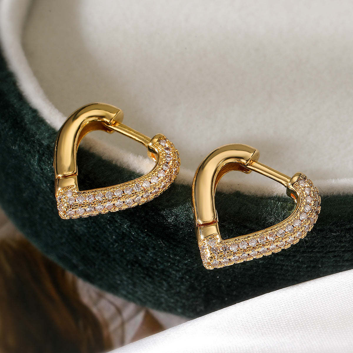 Orecchini Minimalisti a Cuore in Rame con Placcatura in Oro Vero e Zirconi Micro-Incastonati da Donna