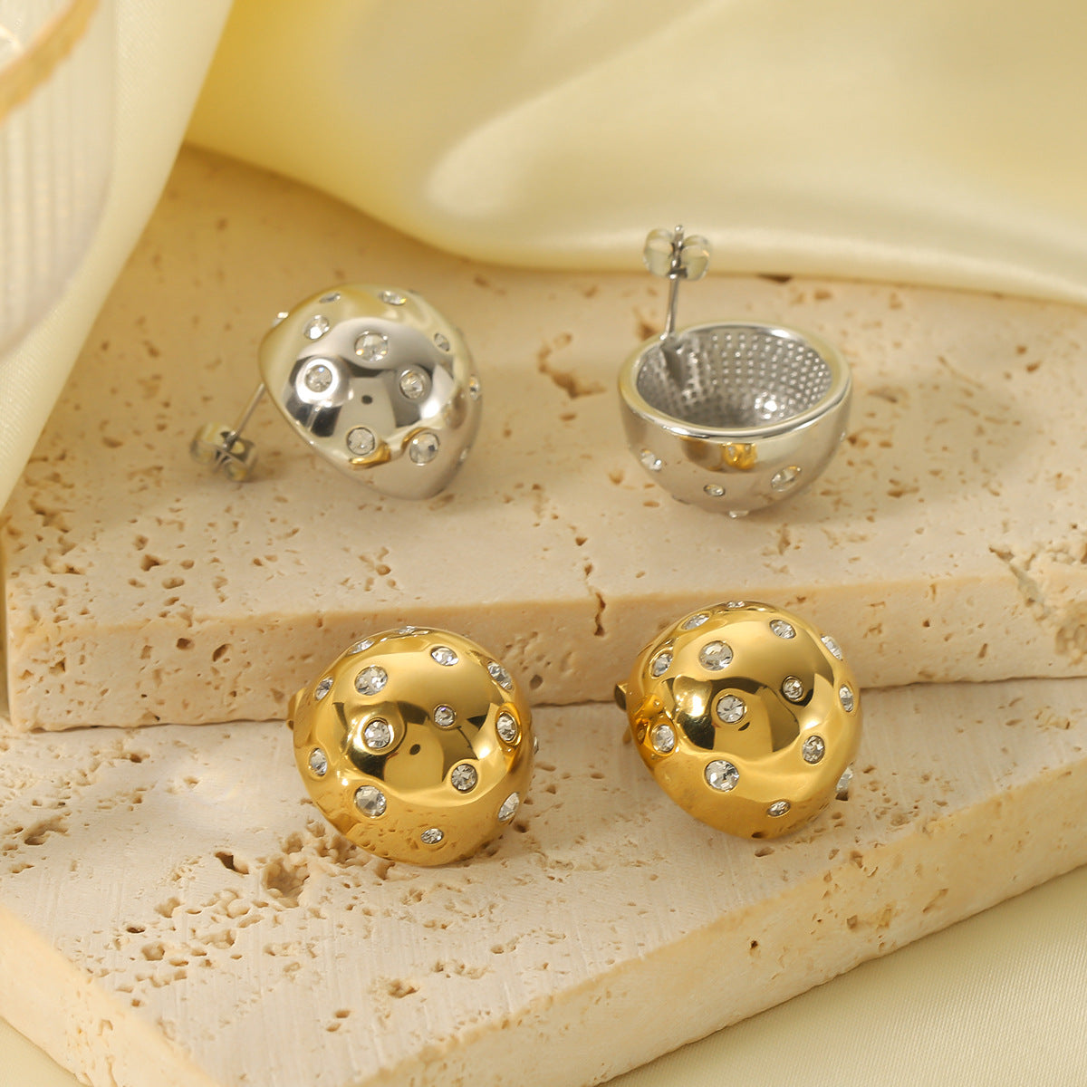 Orecchini minimalisti geometrici a sfera in acciaio al titanio da donna con intarsio in strass e placcatura in oro 18 carati