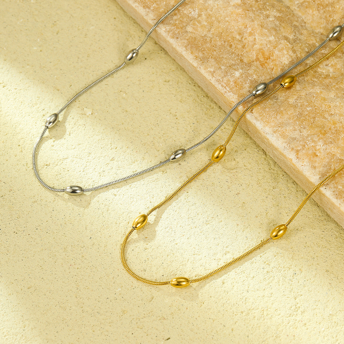 Collar Minimalista de Bola de Acero de Titanio Elegante para Mujer con Acabado Chapado