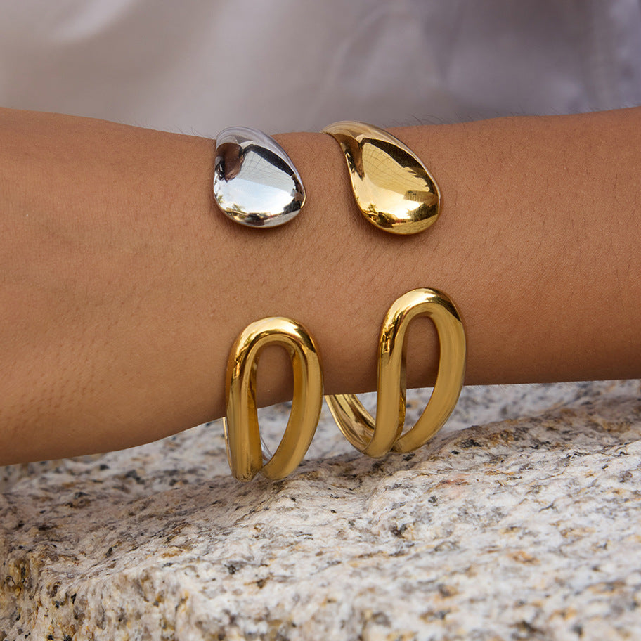 Pulsera minimalista geométrica de acero titanio chapado en oro para mujer con diseño de abertura ajustable