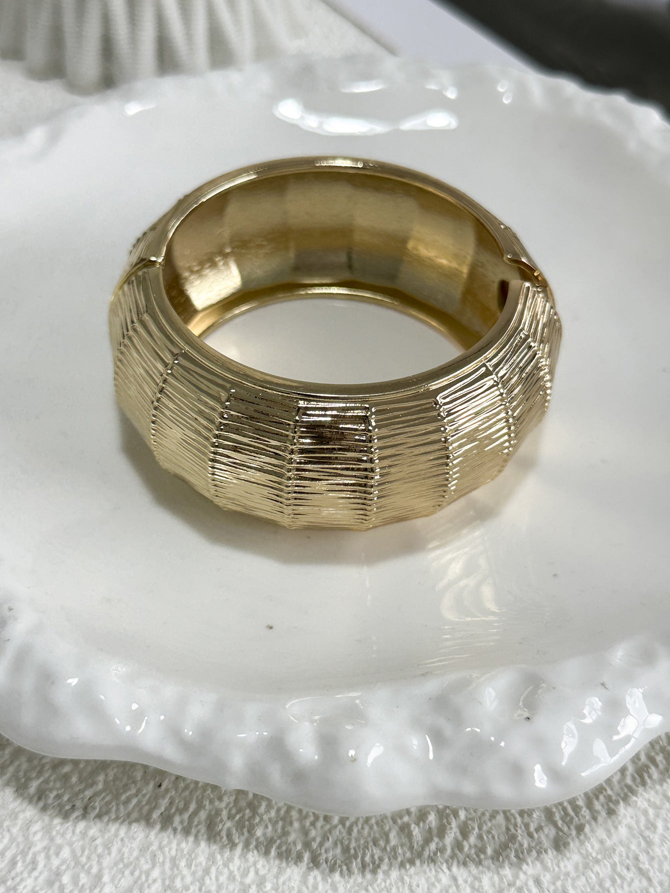 Bracciale vintage in lega smaltata geometrica