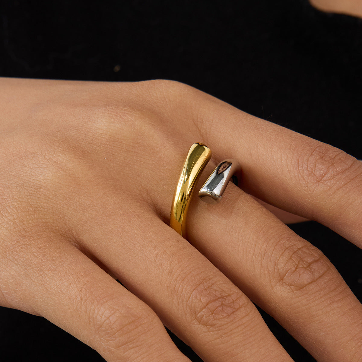 Anello da donna in acciaio inossidabile bicolore placcato, geometrico e minimalista