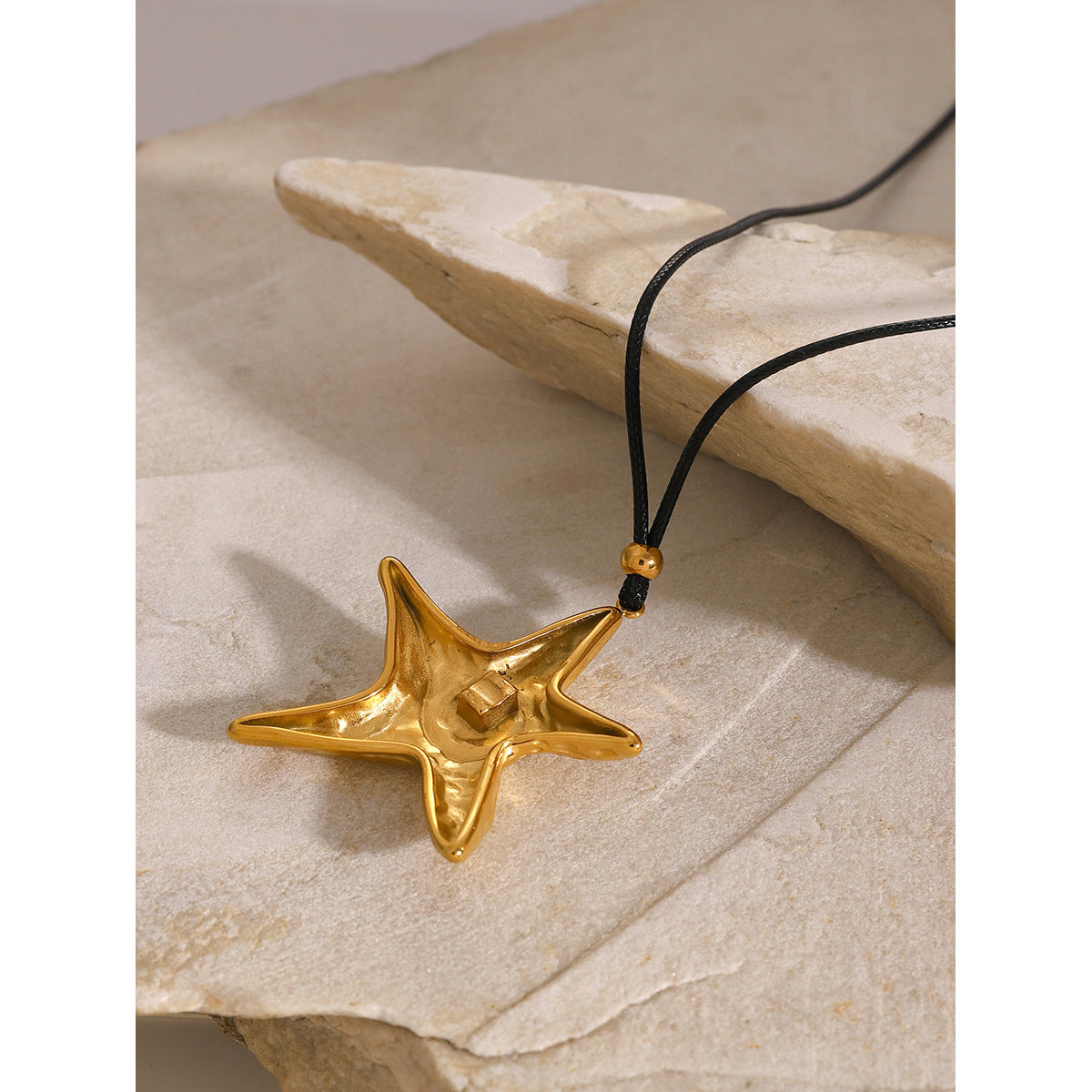 Collana con Ciondolo a Stella in Acciaio Inossidabile Placcato Oro 18 carati Stile Retrò Ins con Cordino in Cera Nera