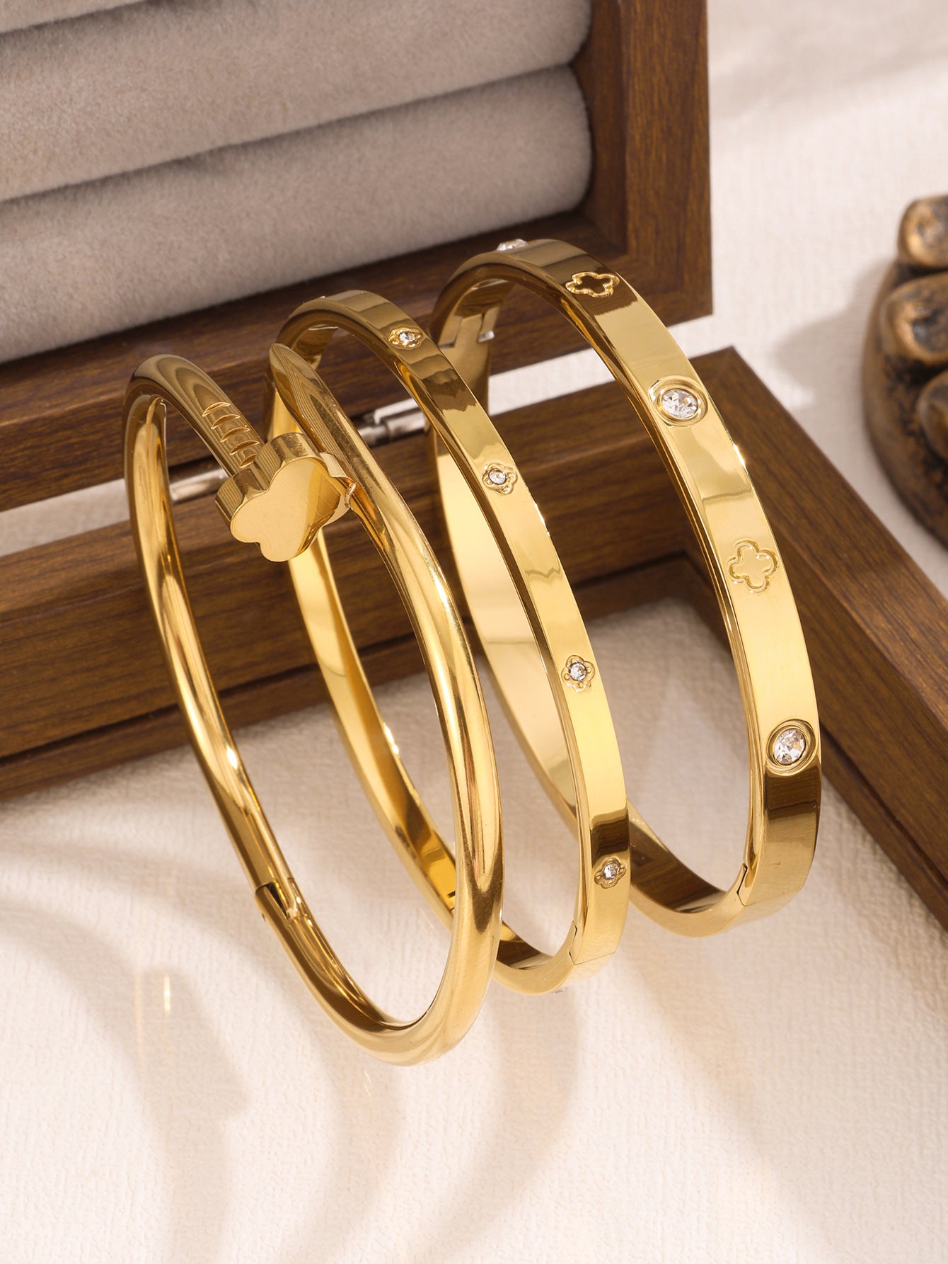 Juego de pulseras de acero inoxidable con trébol de cuatro hojas, incrustaciones de diamantes de imitación y chapado en oro al vacío de 18 quilates, estilo minimalista y a la moda