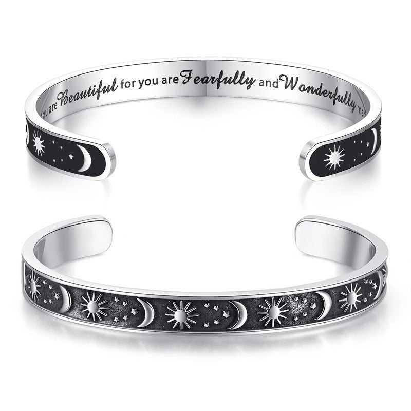 Pulsera Minimalista de Acero Inoxidable Grabada con Láser, con Diseño C, Motivo de Sol, Luna y Estrellas y Texto Inspirador en Inglés