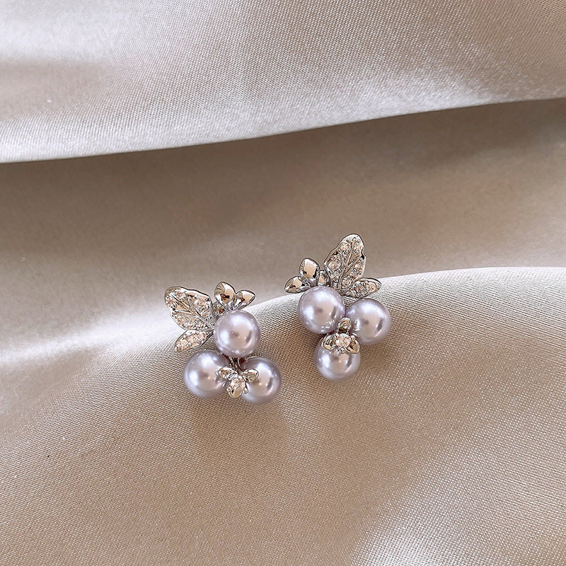 Elegantes aretes de perlas con diseño floral y detalles de pedrería en acero inoxidable para mujer