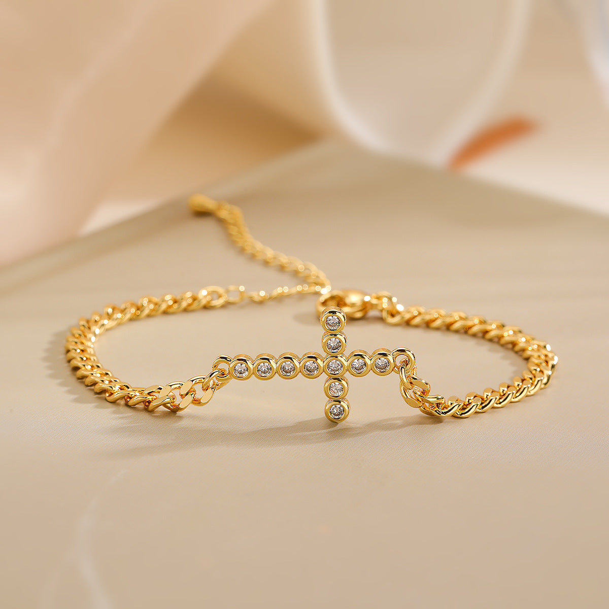 Bracciale minimalista da donna con ciondolo a croce in rame e zirconi micro-incastonati