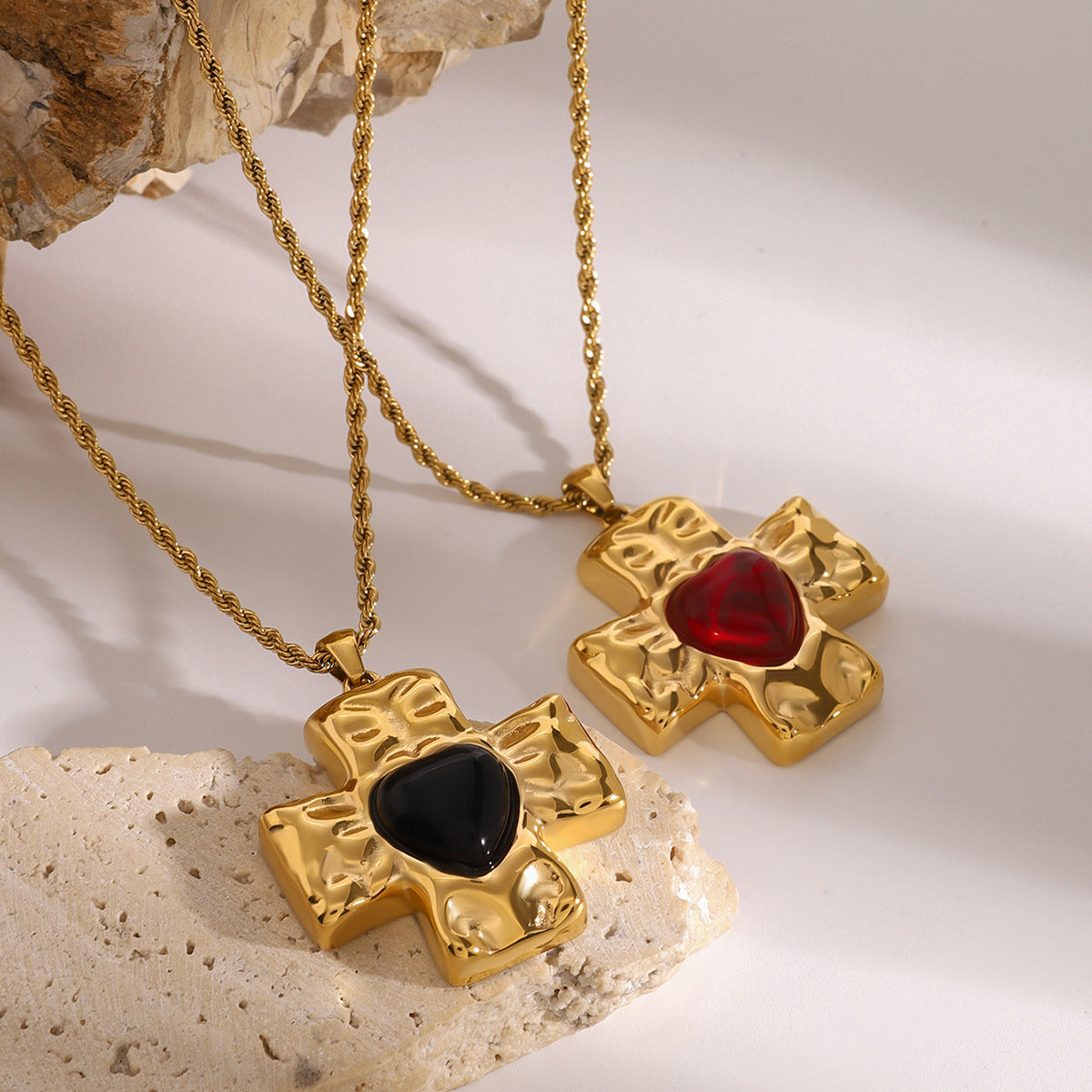 Collana con Pendente a Croce Geometrica Minimalista in Acciaio Inox con Ciondolo in Acciaio al Titanio e Finitura Elettroplaccata