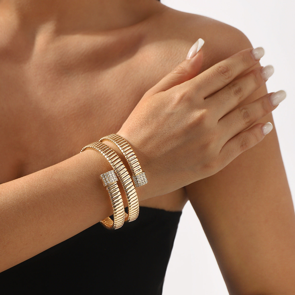 Pulsera de lujo de múltiples capas con incrustaciones de pedrería geométrica y hierro chapado para mujer