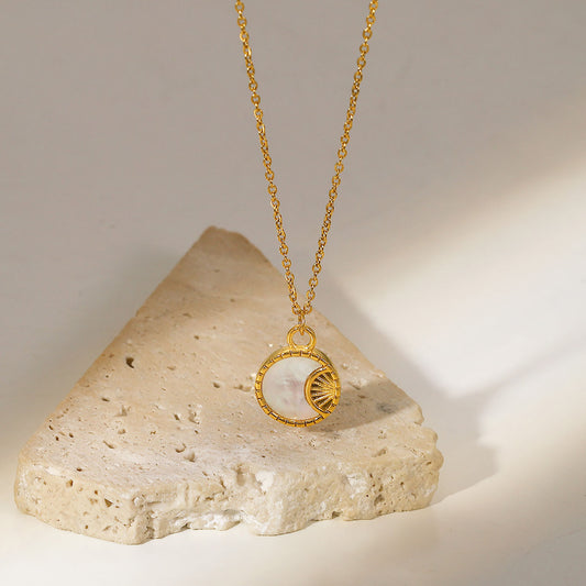Collana pendente a luna minimalista con abalone bianco in acciaio inossidabile placcato oro 18K da donna