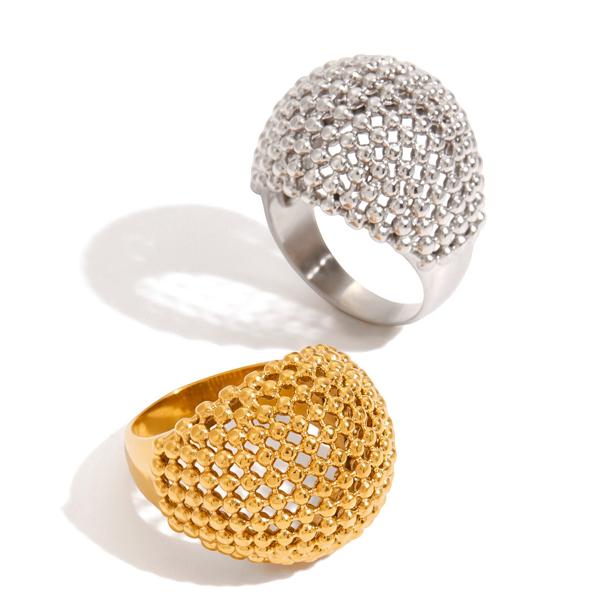 Anillo de acero inoxidable geométrico chapado para mujer con estética minimalista de lujo