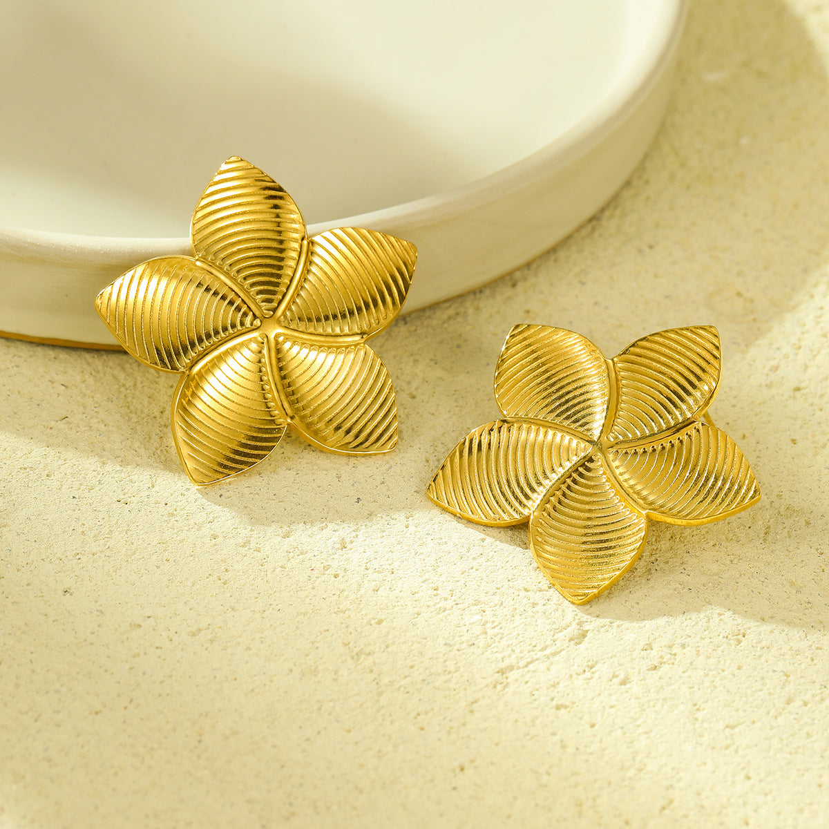Orecchini alla moda a forma di foglia floreale in acciaio al titanio placcati oro 18 carati da donna