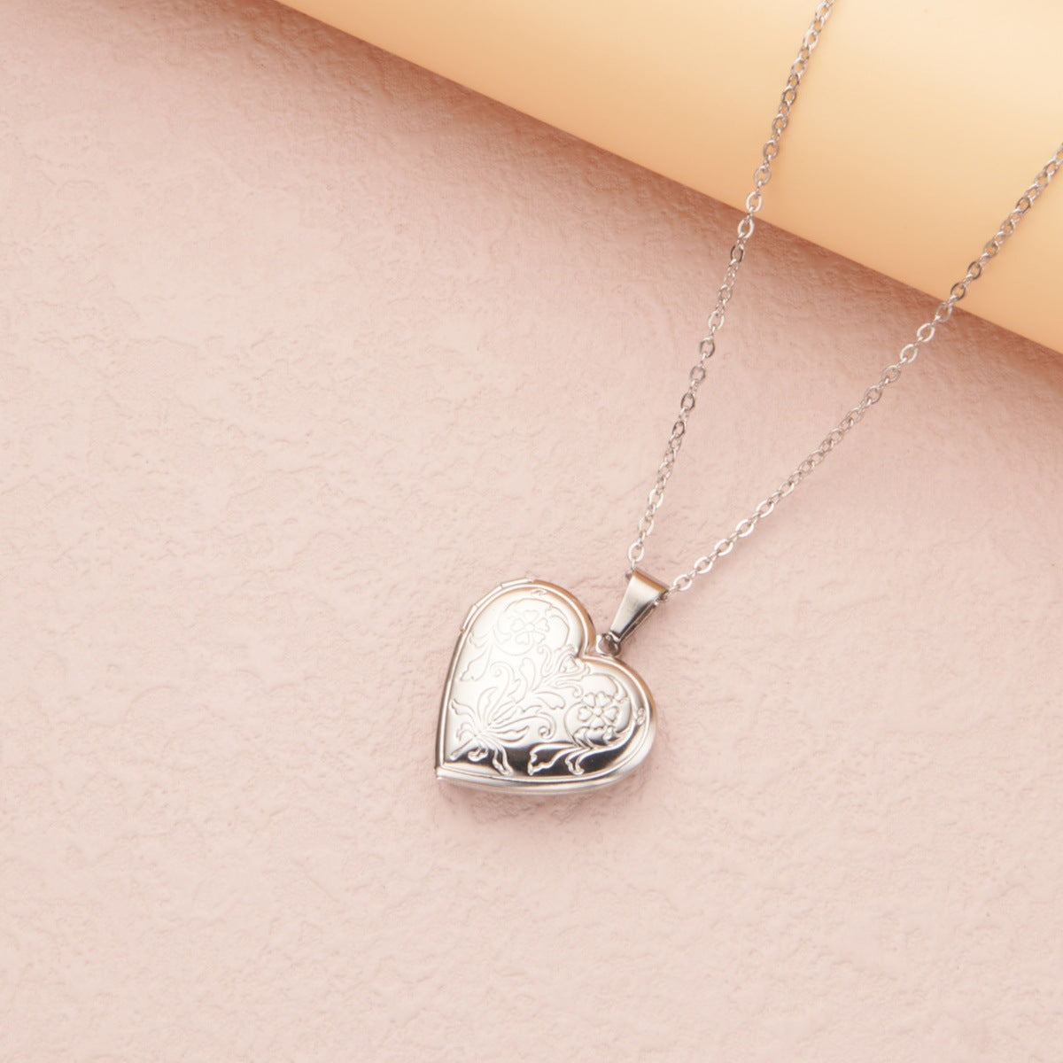 Collana con Pendente Minimalista a Cuore in Acciaio Inossidabile, Design con Cornice Portafoto Apribile e Finitura Galvanizzata