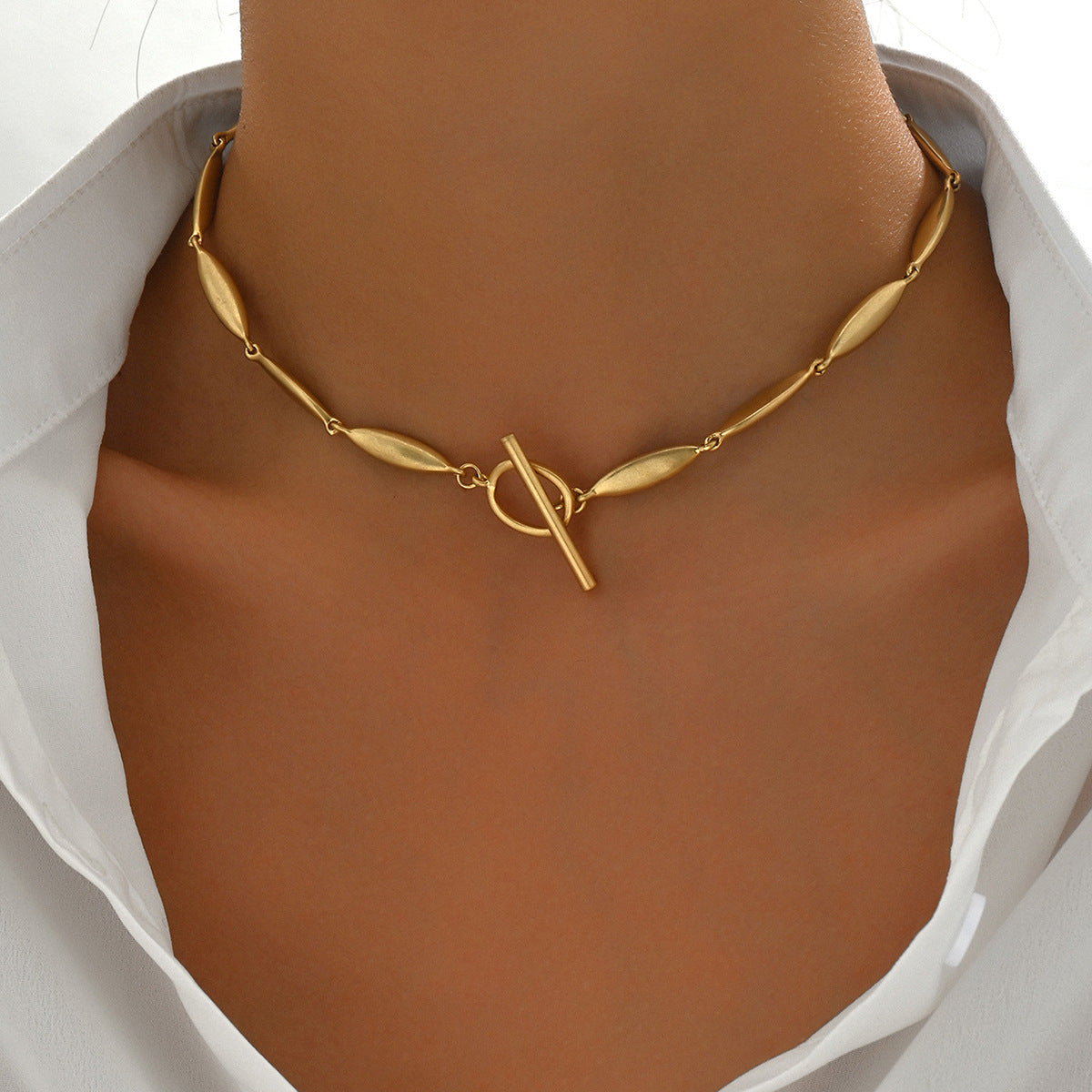 Collana da donna con ciondolo a croce geometrico minimalista in rame placcato con design dalle linee pulite