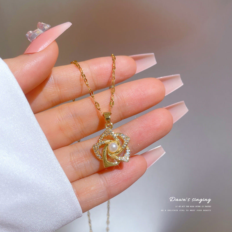 Collana Lusso in Acciaio al Titanio con Ciondolo Rotante a Fiore, Perle e Strass Incassati, Ottone Placcato Oro