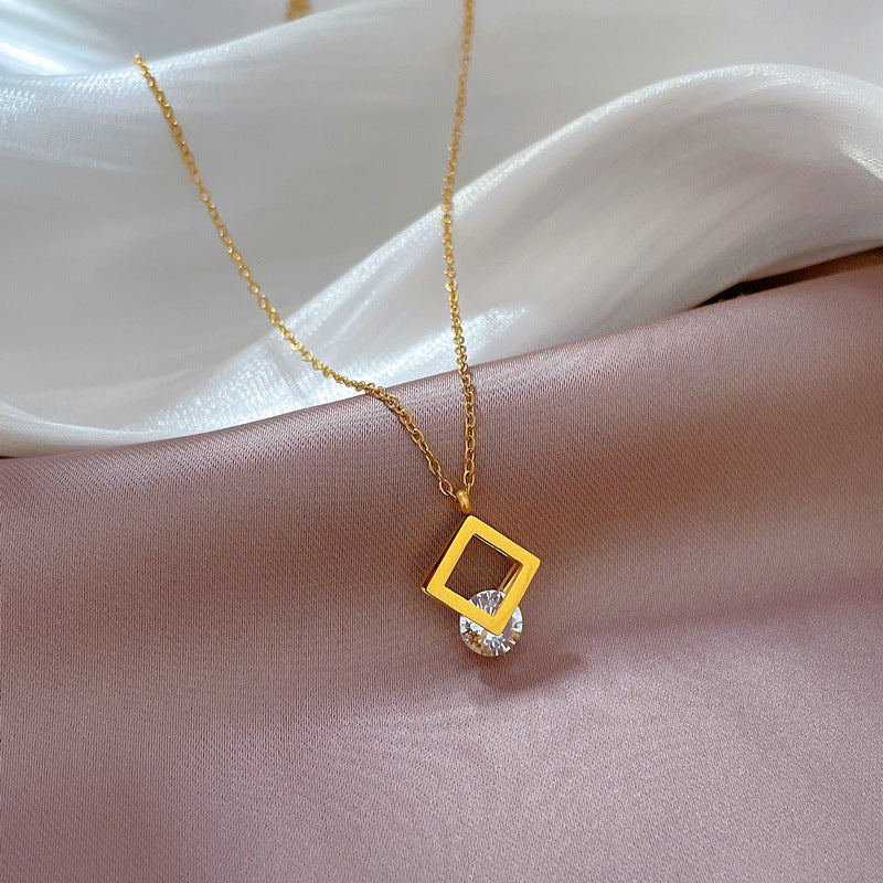 Collar con colgante cuadrado de circonita de acero de titanio minimalista para mujer, cadena de clavícula chapada en oro, accesorio de moda