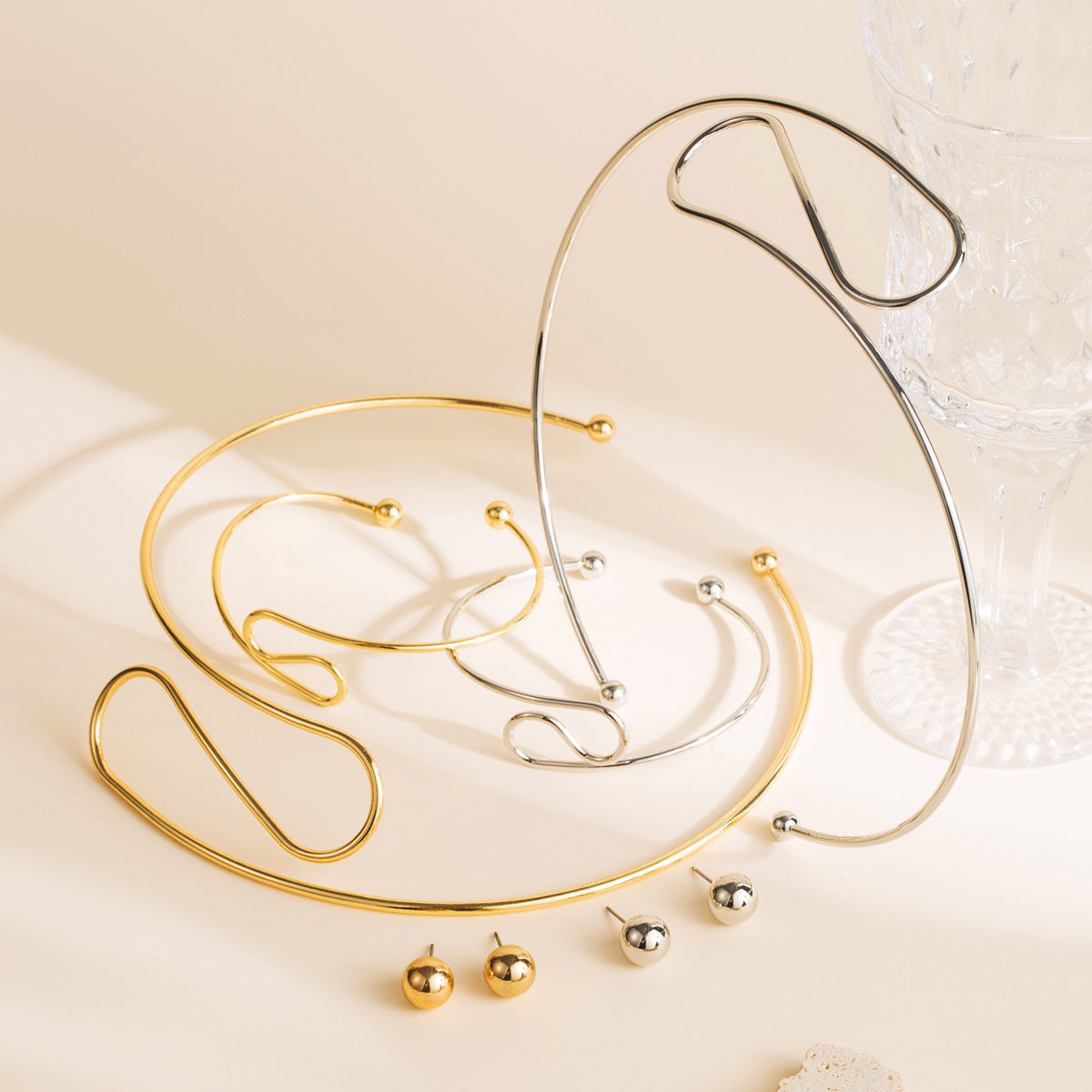 Conjunto de pulsera, collar y pendientes de metal con diseño geométrico irregular minimalista y acabado chapado para mujer