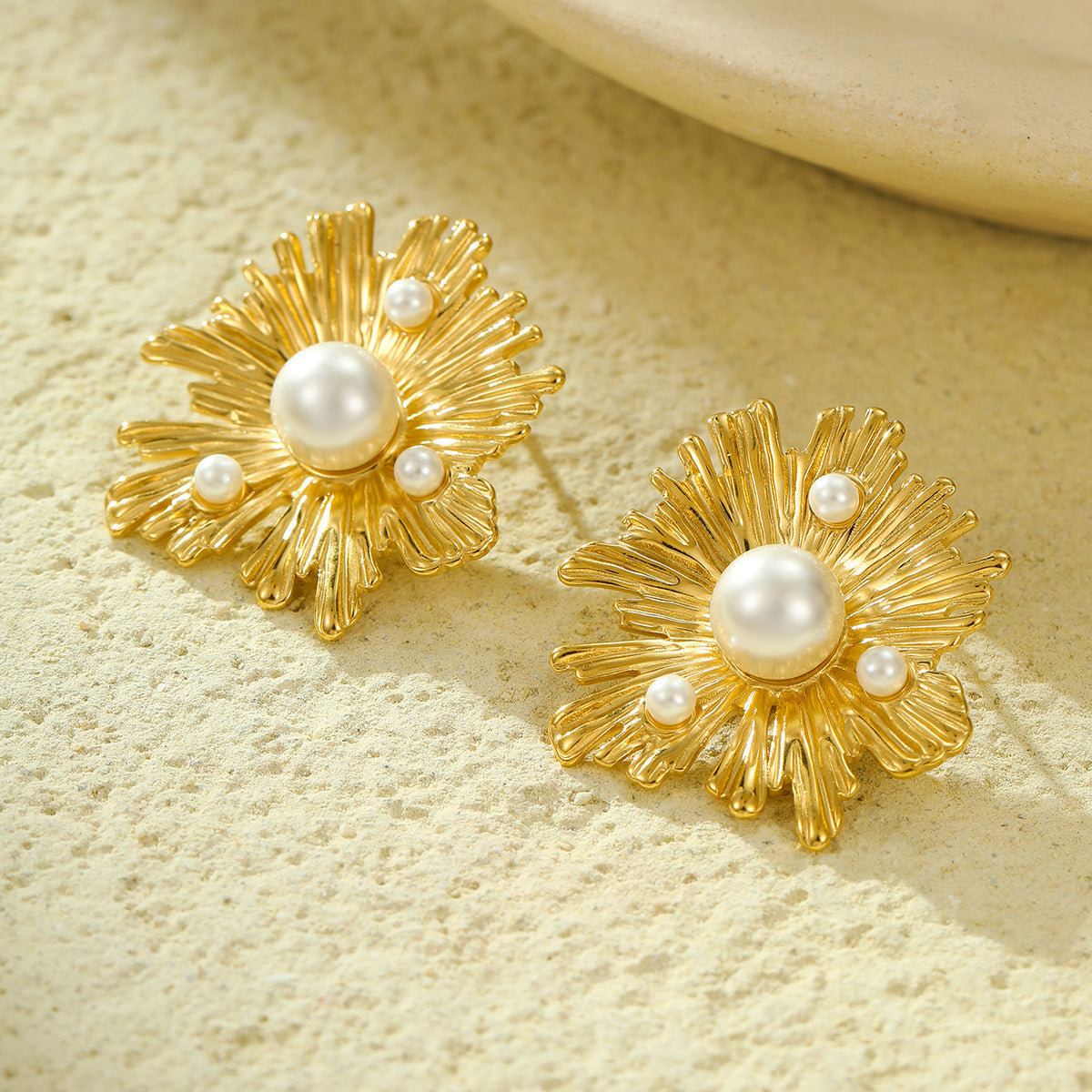 Vintage-Style Irregular Petal-Shaped Stainless Steel Ear Studs with Pearl Inlay for Women