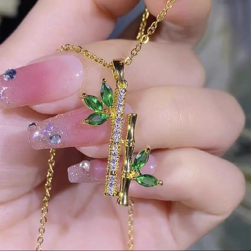 Collana minimalista con ciondolo a bambù verde in acciaio al titanio placcato oro 18 carati con catena a maglie forzatina in zirconi da donna