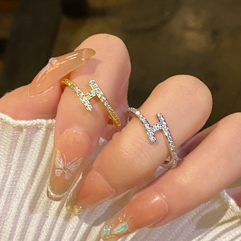 Anillo de lujo con apertura transversal geométrica para mujer, con baño de oro e incrustaciones de circonitas