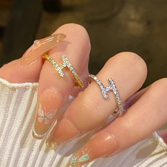 Anillo de lujo con apertura transversal geométrica para mujer, con baño de oro e incrustaciones de circonitas