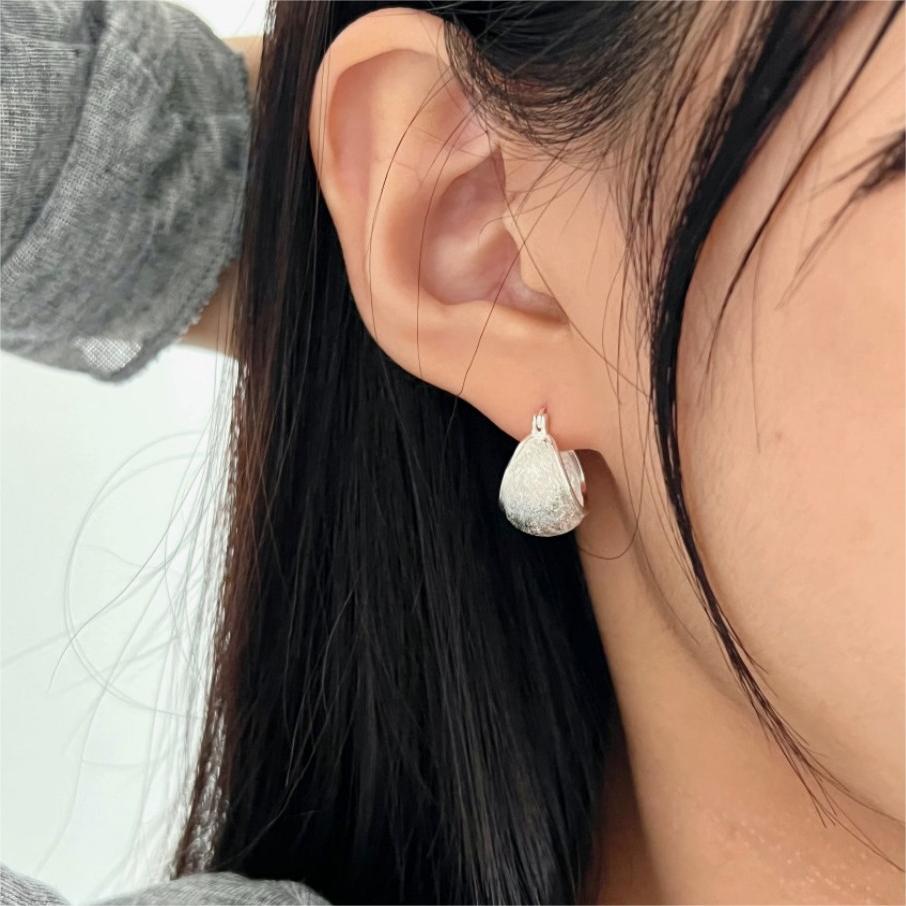 Orecchini a cerchio minimalisti in argento sterling 925 a forma di lettera con finitura lucida e delicata texture a filo