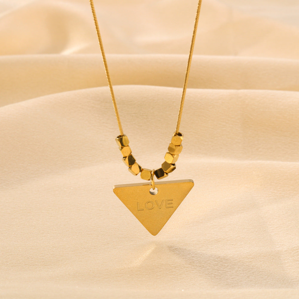 Collana Minimalista Geometrica in Acciaio Inossidabile con Pendente a Triangolo Asimmetrico in Acciaio al Titanio e Finitura Placcata Oro 18K