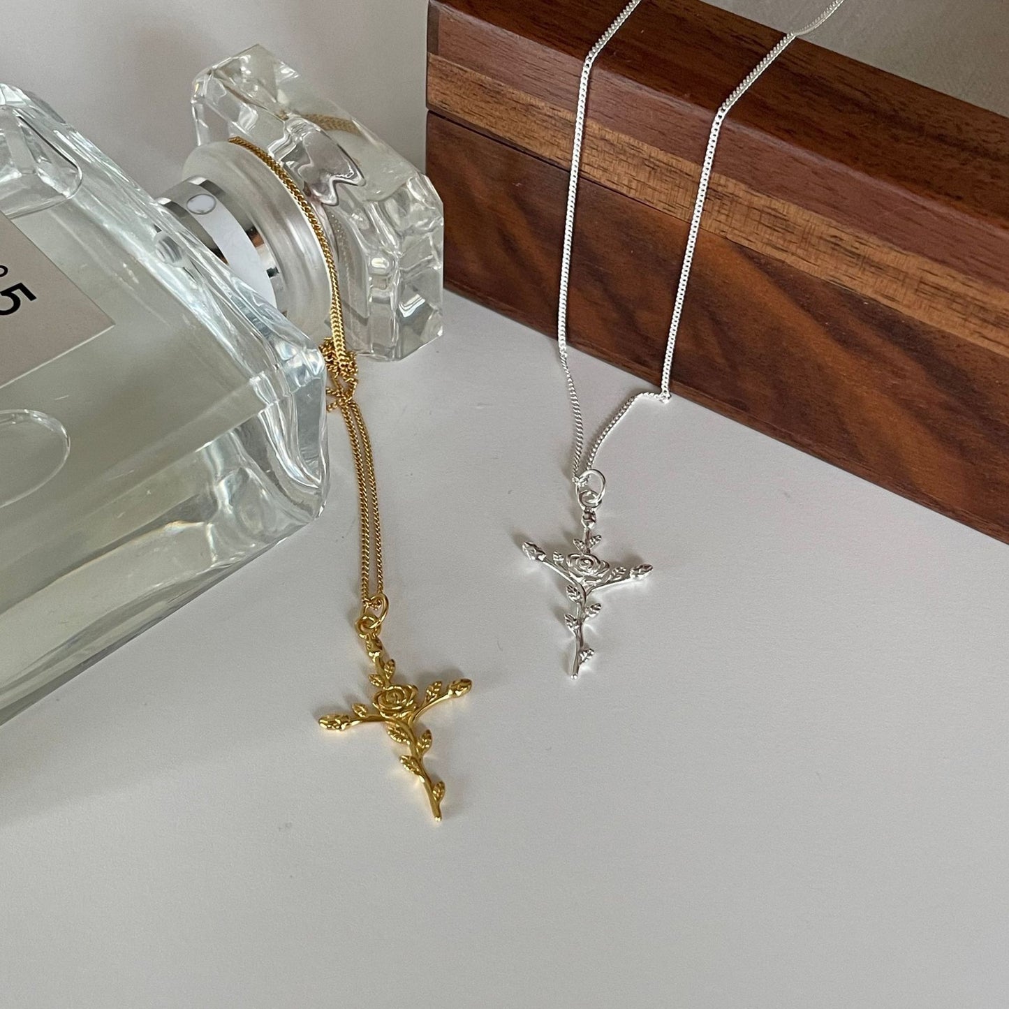 Elegante collana a croce con rosa in stile francese da donna in argento sterling 925 con design geometrico e catena a maglie