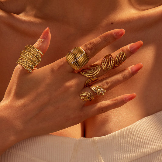 Anillo Minimalista Geométrico de Acero Inoxidable con Textura Martillada y Baño de Oro de 18K, con Banda Abierta para Mujer