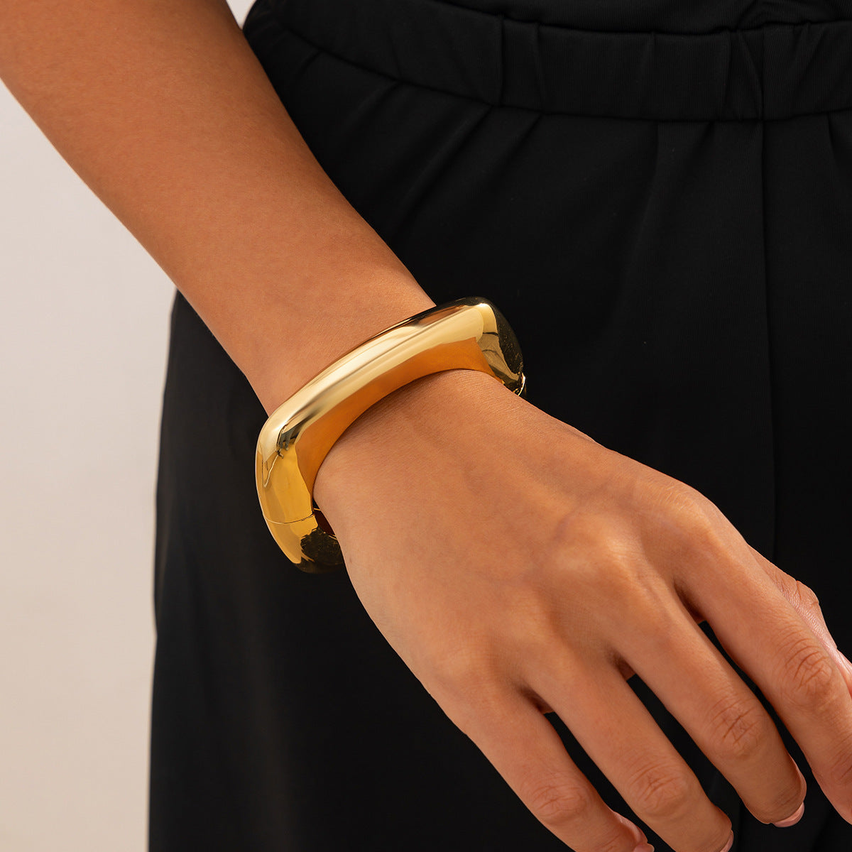 Pulsera cuadrada de metal retro para mujer con acabado chapado y diseño de resorte